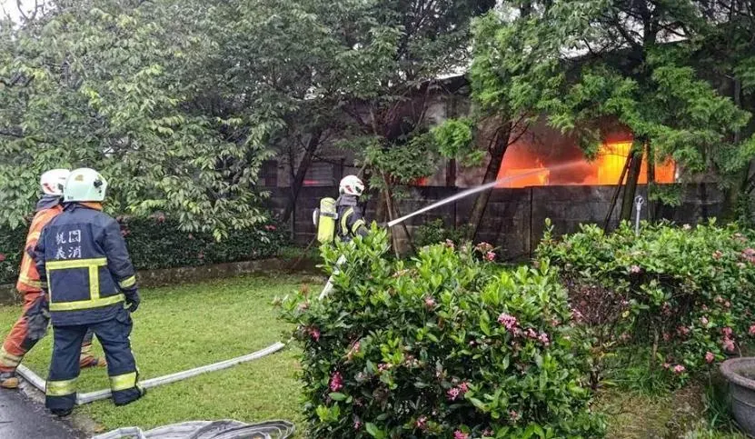 快訊/天花板竄火光！桃園大溪原木家具行燒起來　烈焰沖天