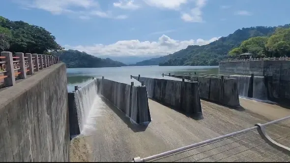 影/睽違295天流瀑美景再現！苗栗鯉魚潭水庫自然溢流　遊客讚嘆：好漂亮