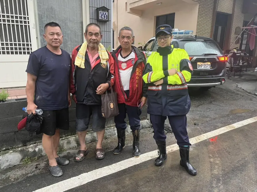 影/南投警颱風天緊急出勤　意外救到爸跟叔！相擁而泣