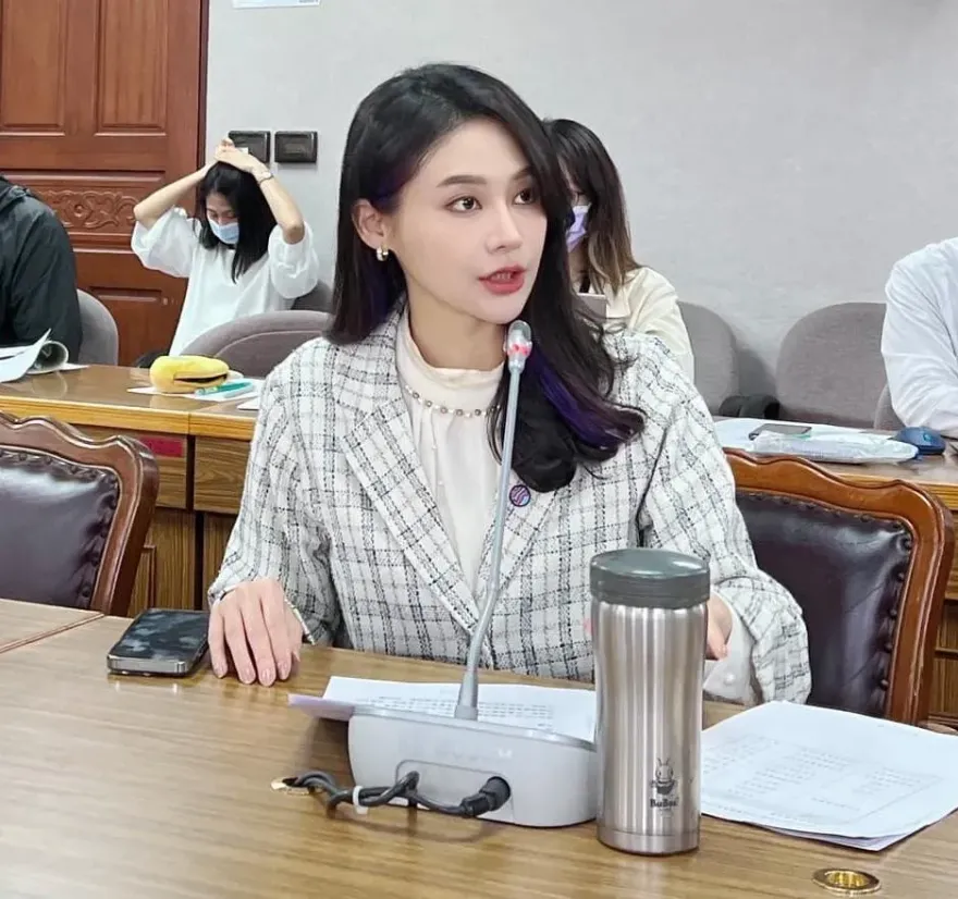 遭賴品妤狠嗆「放屁女王」前女主播嘆：她中文理解能力不太好
