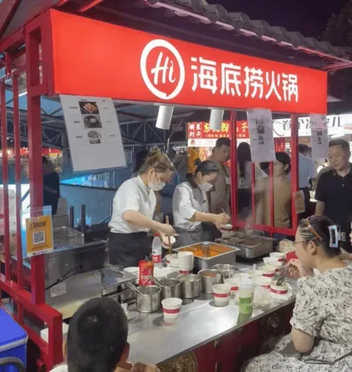 影/最貴不到80元！海底撈夜市擺攤　網讚：物美價廉秒殺9成攤販