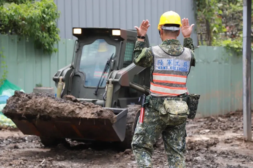 國軍第五作戰區今投入兵力、工兵機具　協助南投仁愛鄉災後復原