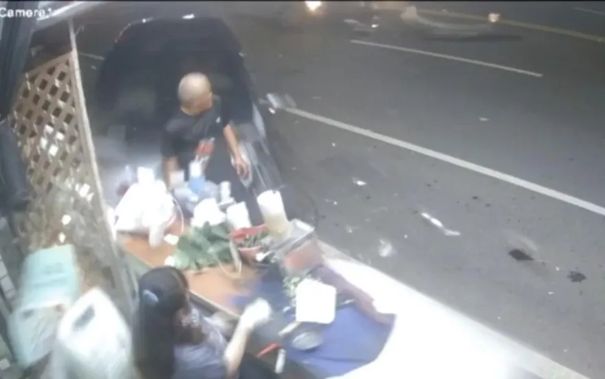 快訊/連人帶攤撞飛片！嘉義檳榔攤驚悚車禍瞬間曝