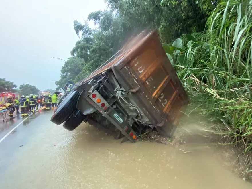 車身懸空！鶯歌砂石車閃避車輛陷泥濘　消防員架梯救受困駕駛