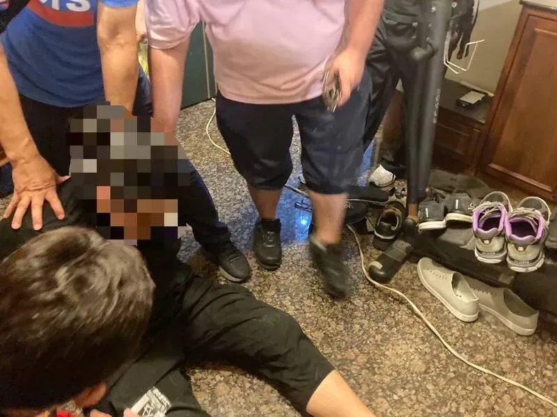影/再囂張啊！基隆持槍鬧酒吧男遭羈押1天釋放　竟拍影片恐嚇店家又被逮