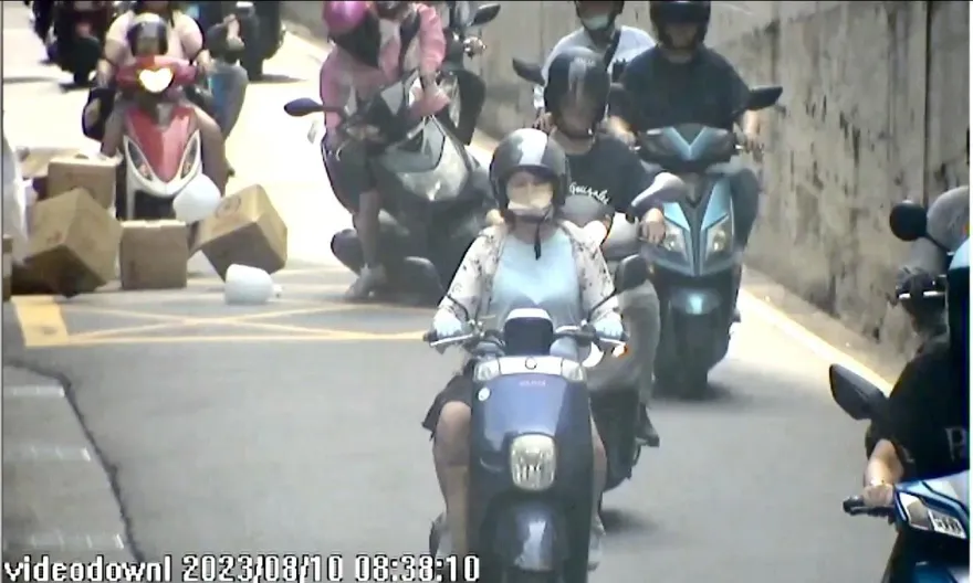 影/小貨車路邊卸貨紙箱不慎滾落　女機車騎士遭擊落雷殘