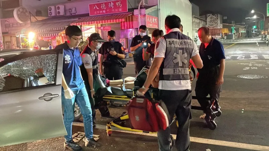 高雄深夜連續2車禍！女駕駛恍神撞電桿　小貨車國道失控翻車