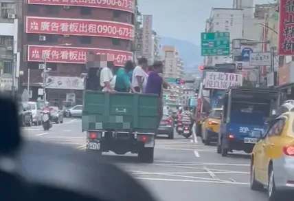 要去BB園區？三重貨車後斗違規塞滿人　沿路傾斜搖晃超危險