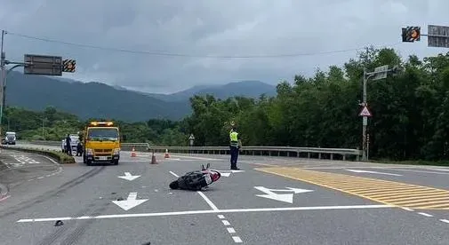 快訊/新北貢寮貨櫃車撞機車　84歲騎士送醫不治