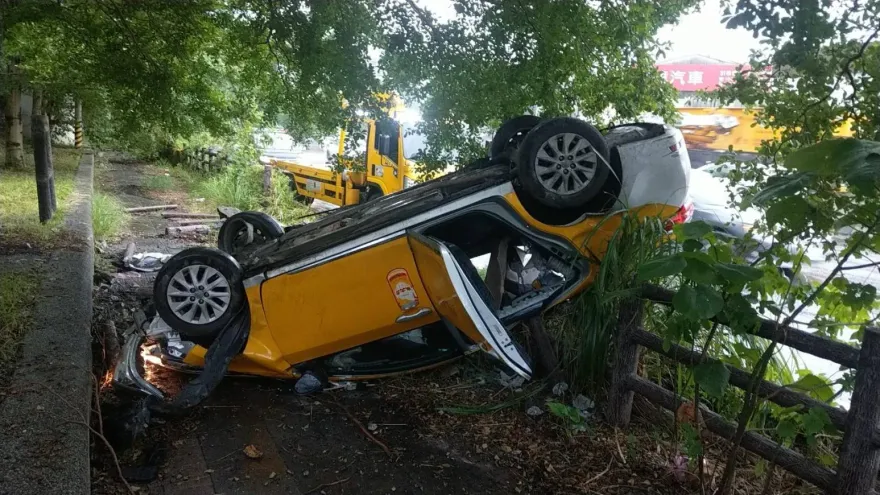 快訊/翻落邊坡！新店驚傳計程車疑因大雨視線不良出事　3人脫困被送醫