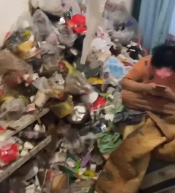 影/住處飄異味…女房客淡定坐垃圾堆滑手機　房東破門見「地上有蛆」崩潰