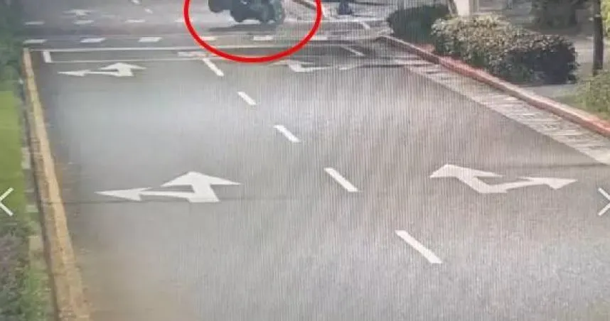 南港驚險車禍！2機車路口未禮讓迎面撞　61歲騎士胸部撞傷吐血送醫