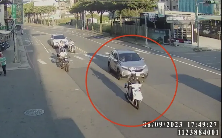 影/即刻救援！8旬翁意識模糊女兒攔警求助　警車開道火衝醫院救回一命