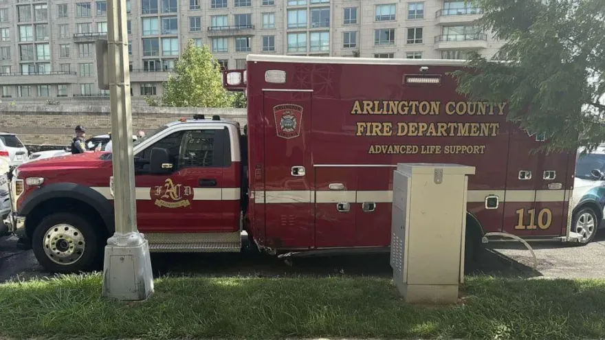 影/卡車駕駛失控衝撞數車　竟又偷走救護車逃逸跑給警察追