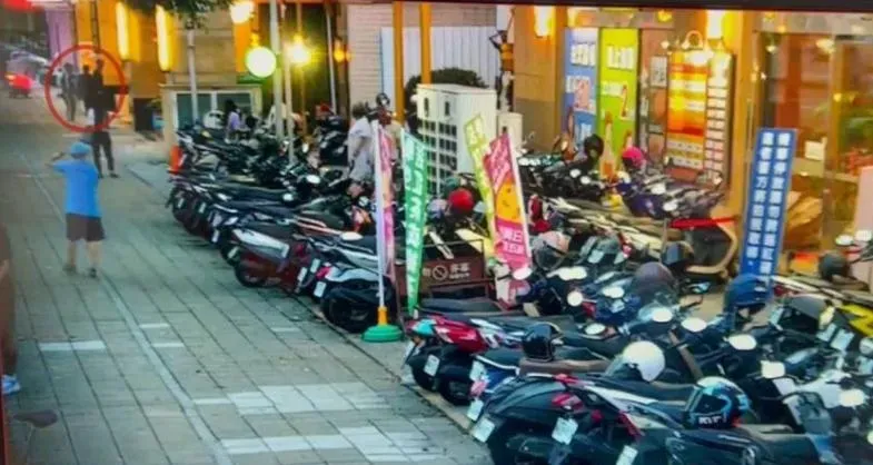 高雄冰店遭黑衣人狠砸　疑追美魔女闆娘不成報復…老闆嘆「老婆太漂亮」