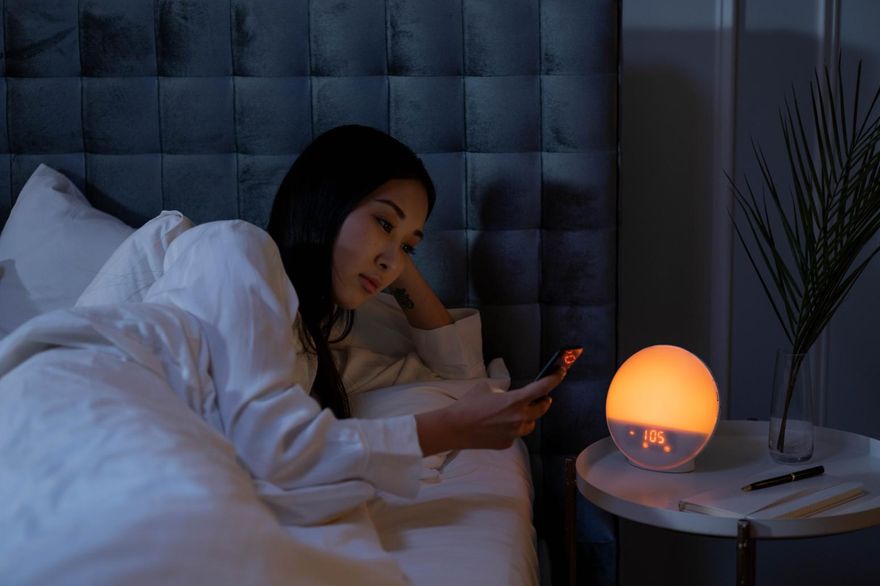 夜貓子注意！英國7萬人研究：熬夜恐增精神疾病風險
