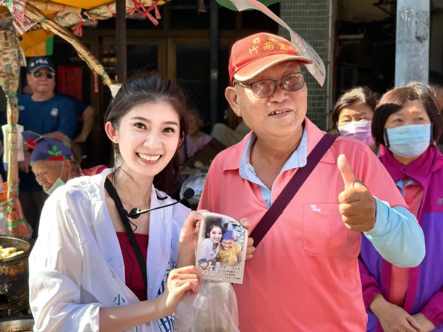 李明璇勇闖「深綠叢林」選立委　民進黨里長難忍內心激動現身比讚