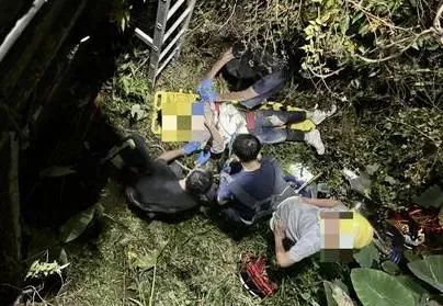 17歲男貢寮夜騎撞護欄　跌落3米深溝大腿撕裂傷
