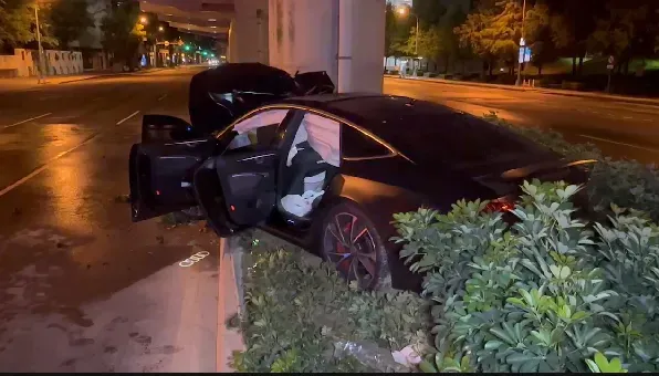 影/撞擊畫面曝！372萬奧迪猛撞3車「引擎噴火」　駕駛一驗酒測慘了