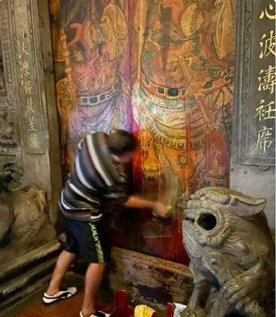 洋男喝ㄎ一ㄤ「拿清潔劑猛擦」！毀了百年古蹟　瞎稱：廟門太髒