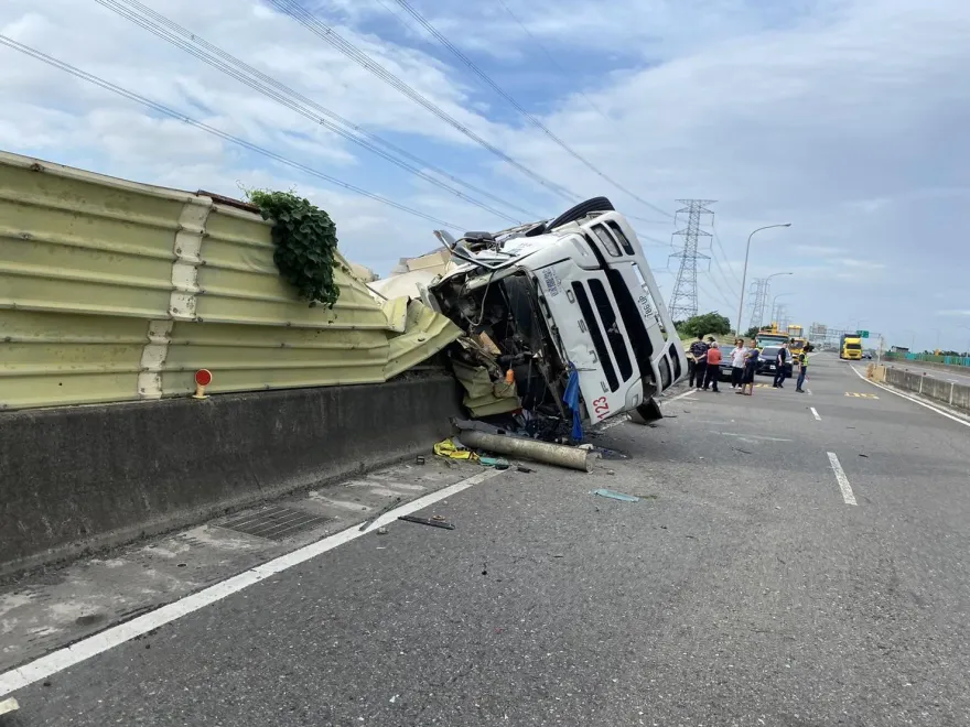 快訊/西濱彰化段水泥車撞護欄倒栽蔥　車頭削半、駕駛受傷