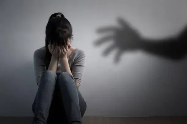 狼師幫妹子補習「20次強抱襲胸」！鬼扯「安撫讓她開心」　判2年