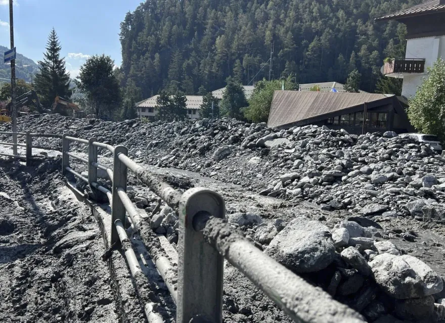 影/義大利小鎮山洪爆發大量泥流淹沒道路　洪水潰堤驚險瞬間曝