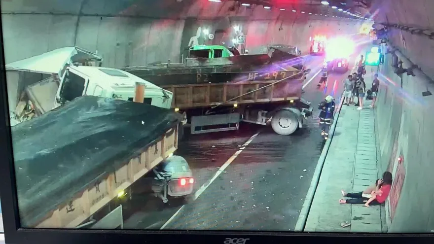 快訊/蘇花公路東澳隧道「5車追撞」！砂石車斷頭　1人受困3傷