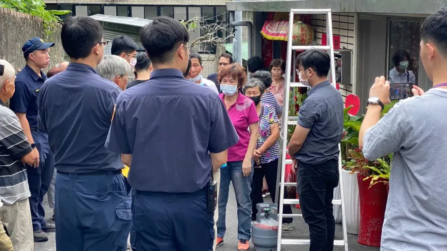 陽明山里長違建遭強拆！里長嬤提瓦斯桶抗爭氣暈　檢舉人是李敖女兒