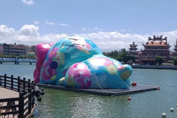 影/Hello Kitty成「躺平族」！不敵桃園7級陣風...水上陣亡照曝光