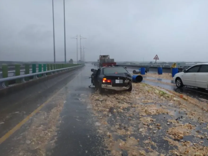 國3里港段臭死了！廚餘車追撞事故車　餿水吐滿地