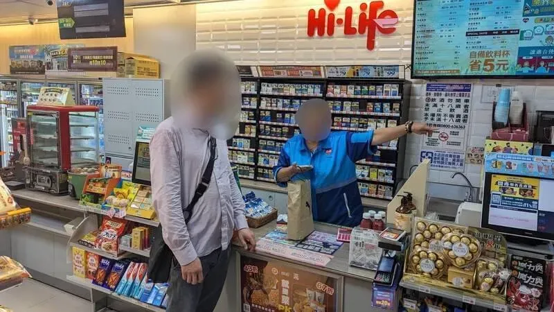 基隆男買個飲料30萬工程款不見！　超商外機車手把掛著它
