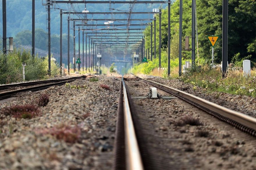印度重大鐵路事故！校車疑硬闖平交道　遭火車撞擊拖行釀2死