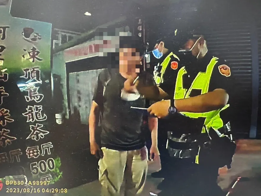 影/情侶爆口角！女負氣下車　男倒車突暴衝撞她、頭傷胸骨折