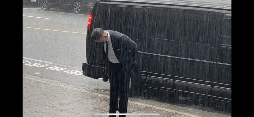陳建州MeToo風暴首出庭！暴雨中鞠躬、從容比讚離開
