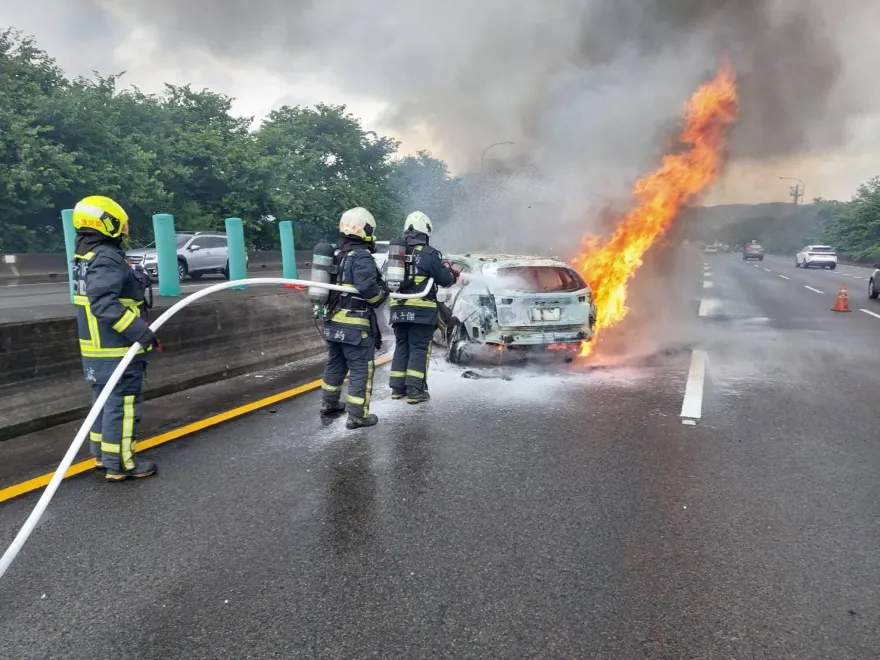 快訊/國1苗栗泰安段恐怖火球！男自撞護欄跳車　汽車燒剩骨架