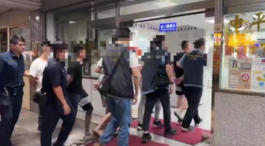 為30萬賭債亮刀恫嚇！ 7人互毆6人中刀掛彩　他見開打閃超快