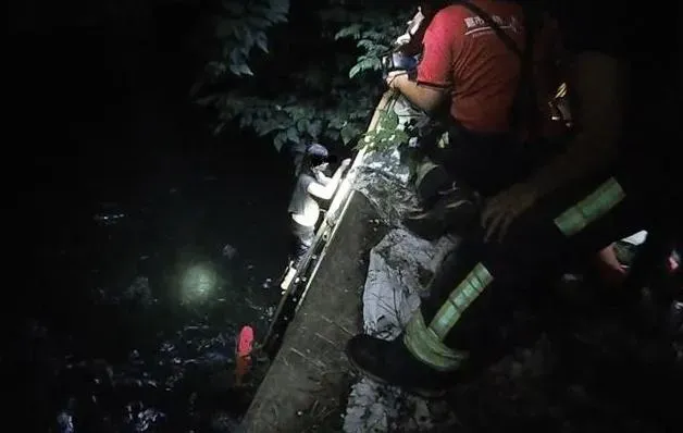 影/抓交替？鬼門開3hrs！嘉義女半夜掉入蘭潭洩洪道　險遭沖走
