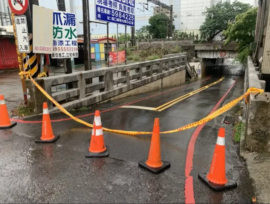 大雨下成噴泉！新竹市區多處積淹水　地下道緊急封閉禁止通行