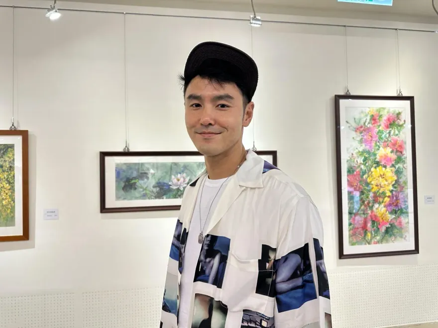 阮經天車禍後現身看展！笑答：坐朋友車來的