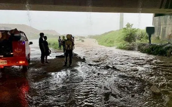 暴雨狂炸新北！溪水暴漲越野騎士受困林口水牛坑　警消架梯救援