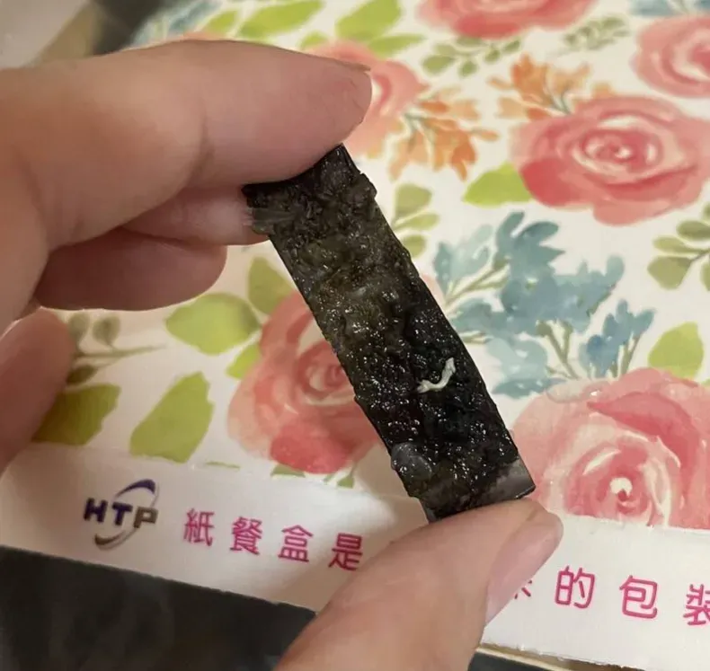影/最後一口才發現！高雄自助餐吃到「污垢鐵片」