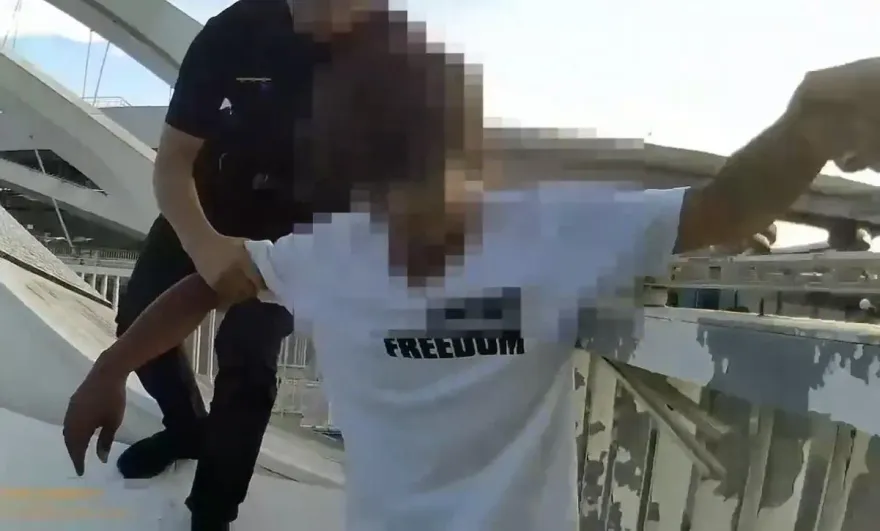 影/驚險瞬間！失意男爬30米高三角湧鋼橋　勇警安撫攀爬及時救人