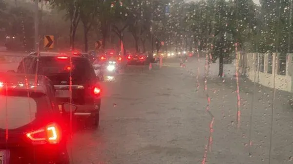 高雄被暴雨狂炸大淹水　媒體人嘆：若發生在「這2都」綠早譙翻