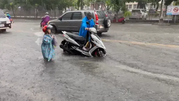 暴雨高雄狂淹水　網翻韓國瑜當市長時這照片狠酸綠營