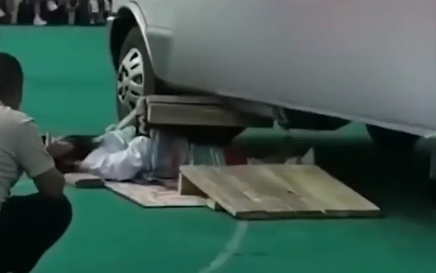 影/75歲氣功大師現絕活！躺地讓貨車輾過　下秒一動也不動嚇壞觀眾