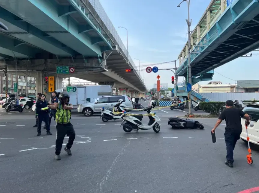 快訊/上班遇死劫！新莊女騎士遭右轉貨車碰撞　當場拋飛慘死