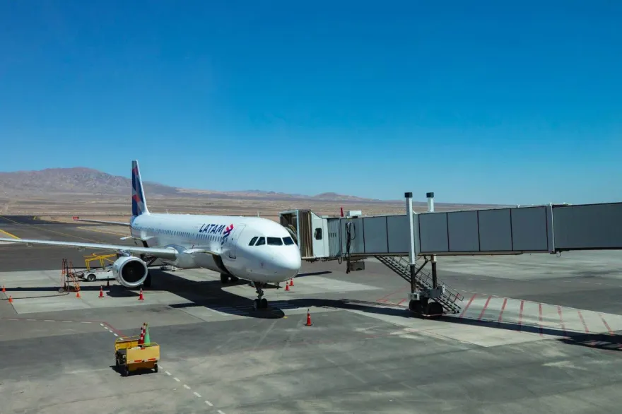 南美航空機師飛行過程中倒臥廁所身亡　緊急改降巴拿馬