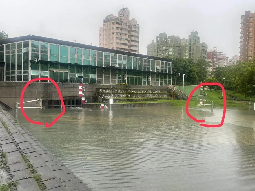 高雄這個籃球場原來是蓄洪池！謝長廷看到照片透露了