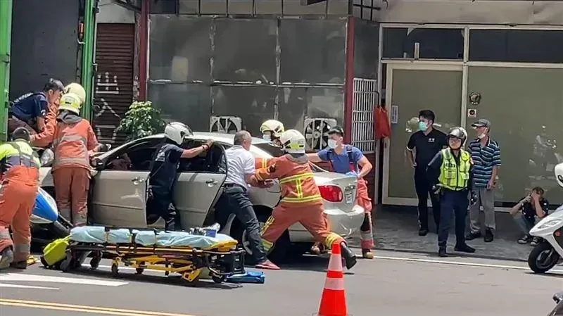 快訊/新竹恍神男追撞機車　騎士「夾心」貨車命危！送醫搶命